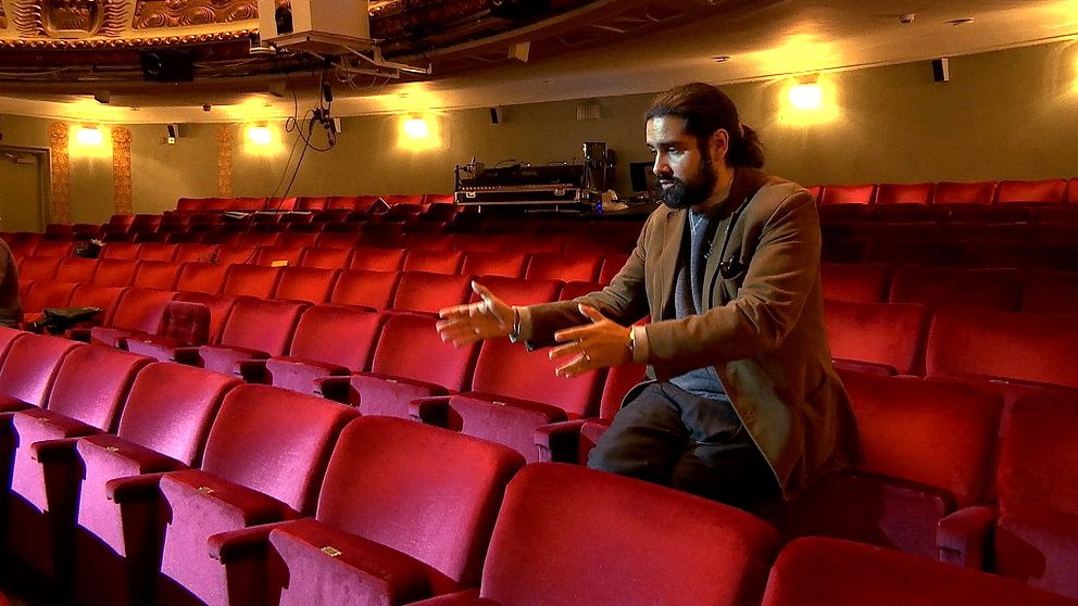 Teaterchefen Nils Poletti i Östgötateaterns stora salong i Norrköping