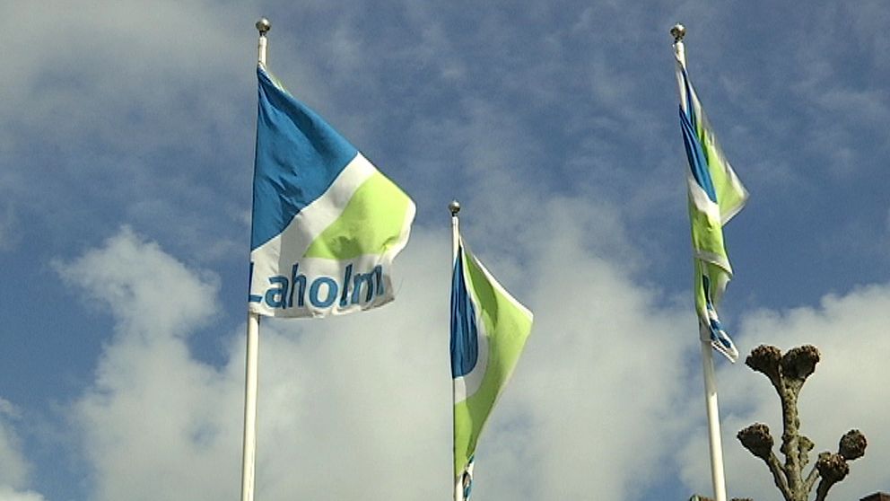 Bild på flaggor där det står Laholms kommun på.