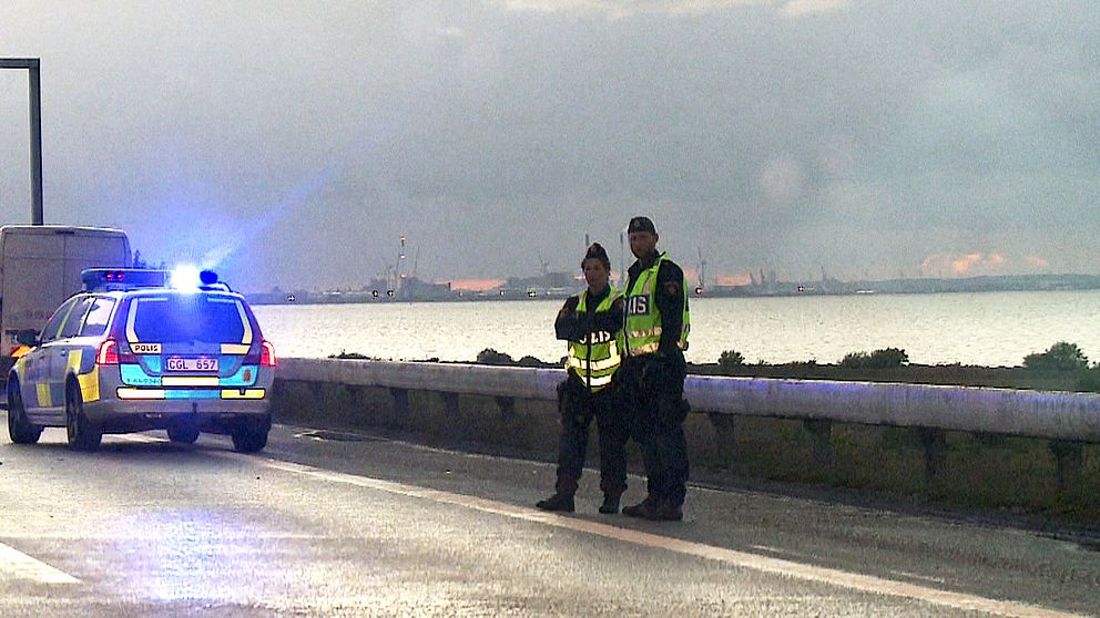 Polisen grej fyra på Öresundsbron, misstänkta för vapenbrott.