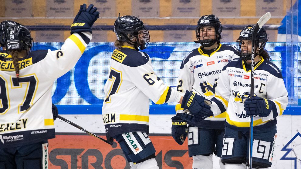 HV71:s Sidney Morin jublar med Michelle Löwenhielm och Kennedy Marchment.