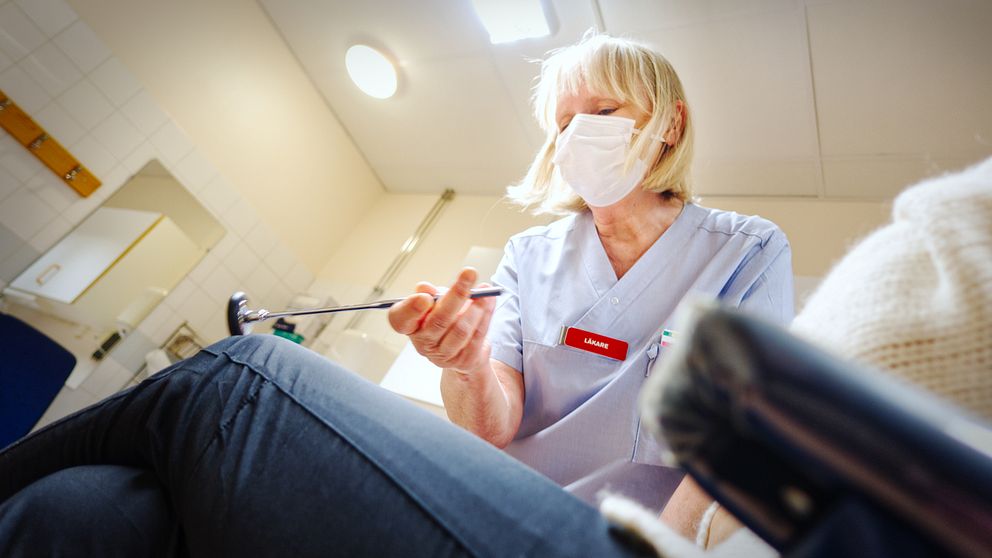 Elisabeth Månsson Rydén, specialistläkare i allmänmedicin i Ljusdal, undersöker knäet på en patient.