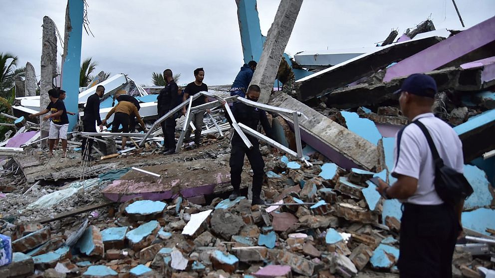 Den indonesiska ön Sulawesi har drabbats av en jordbävning. Bilden visar ett kollapsat sjukhus i staden Mamuju, där räddningsarbetare letar efter överlevare.