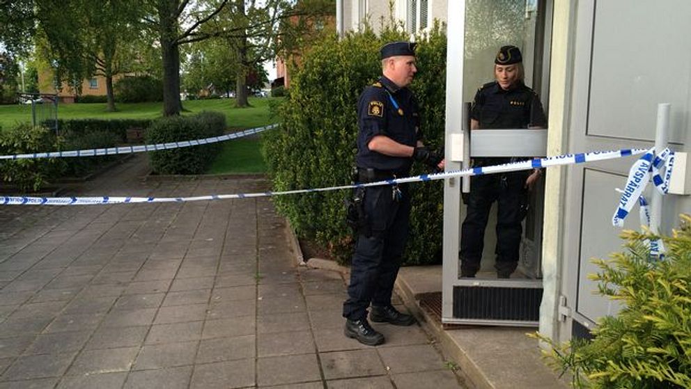 I en lägenhet i centrala Jönköping knivmördades en ung kvinna.