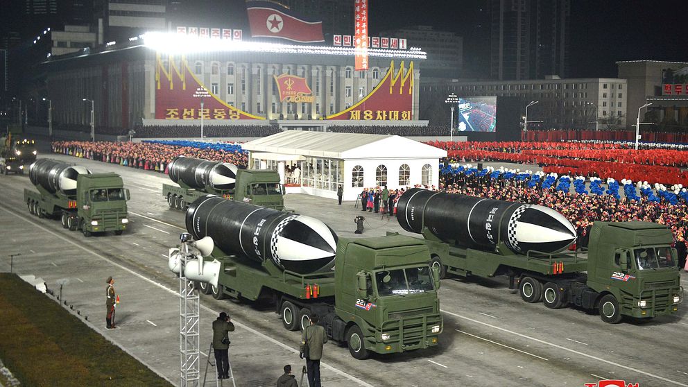 Vad som uppges vara en ubåtsbaserad ballistisk robot visas på militärparad i Nordkoreas huvudstad Pyongyang.