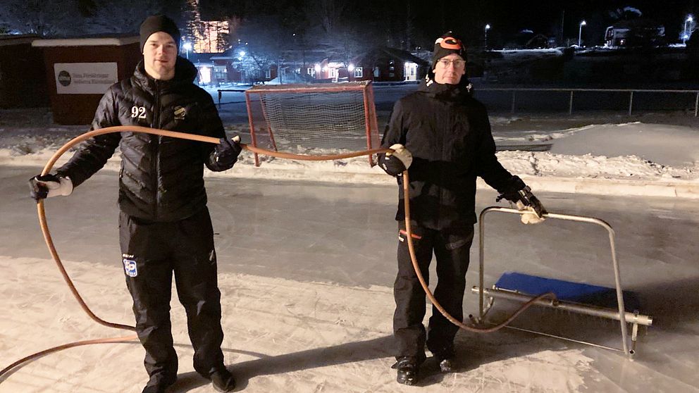 Jesper Öhrlund och Pär Johansson spolar isen vid Söderala IP.