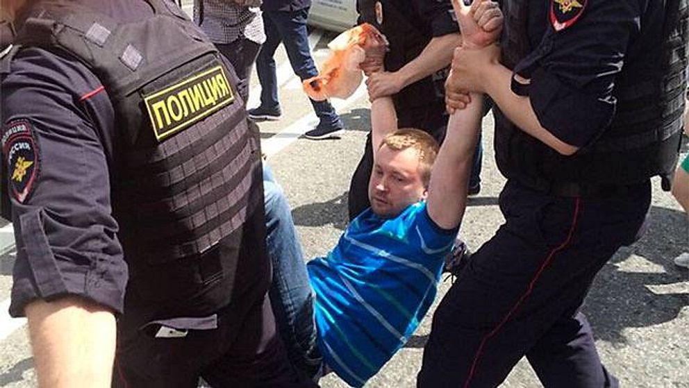 Nikolaj Aleksejev, som grundade Pride i Moskva 2005, grips av polisen under årets marsch.