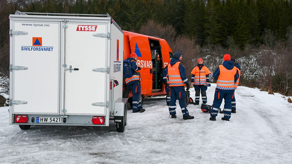 Räddningstjänst på plats vid stugbranden i Norge.