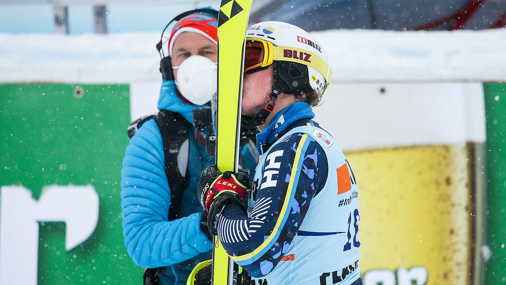 Kristoffer Jakobsen kysser skidorna.