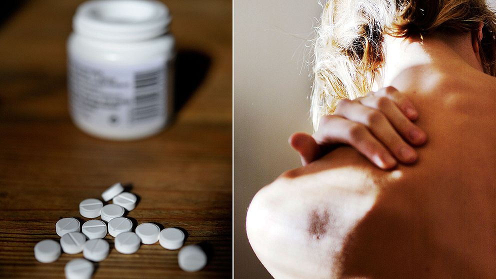Tabletter på bordskiva framför en pillerburk. En hand tar mellan axeln och nacken.