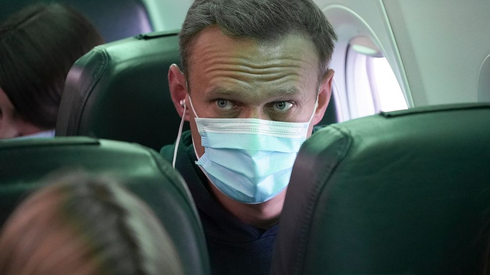 Aleksej Navalnyj på planet mellan Berlin och Moskva.