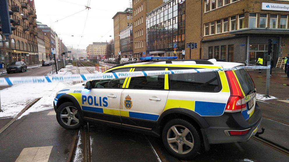 I bilden ses en polisavspärrning och en polisbil längs med Första Långgatan i Göteborg.