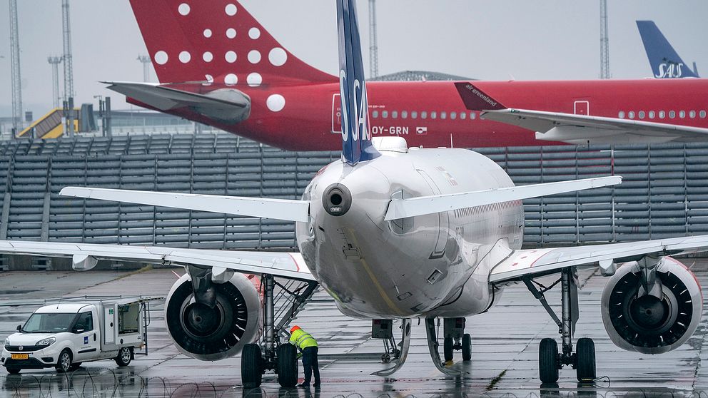 Flygresor föranledde flest klagomål till Konsumentverket under förra året. Bilden visar två flygplan på en flygplats. Arkivbild.