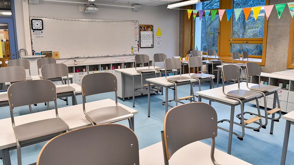 Bilden visar ett tomt klassrum i en skola i Stockholm.