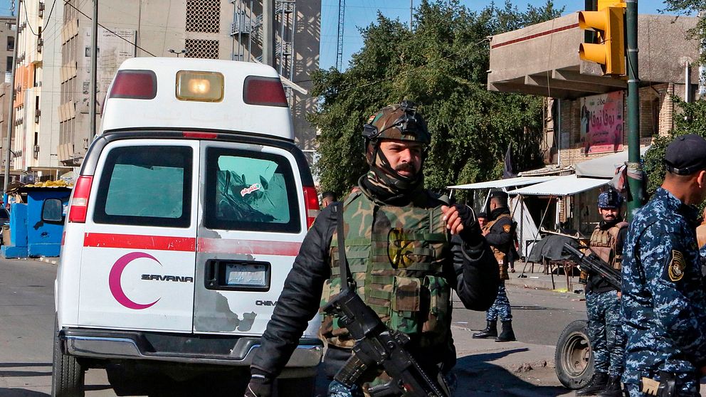 Bilden visar soldater och en ambulans vid Tayarantorget i centrala Bagdad. På morgonen inträffade två självmordsbombare varsin sprängladdning och dödade minst 28 personer.