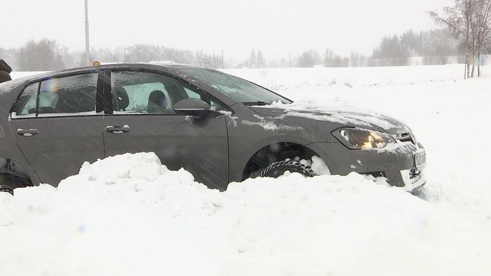 Bil i diket, mycket snö