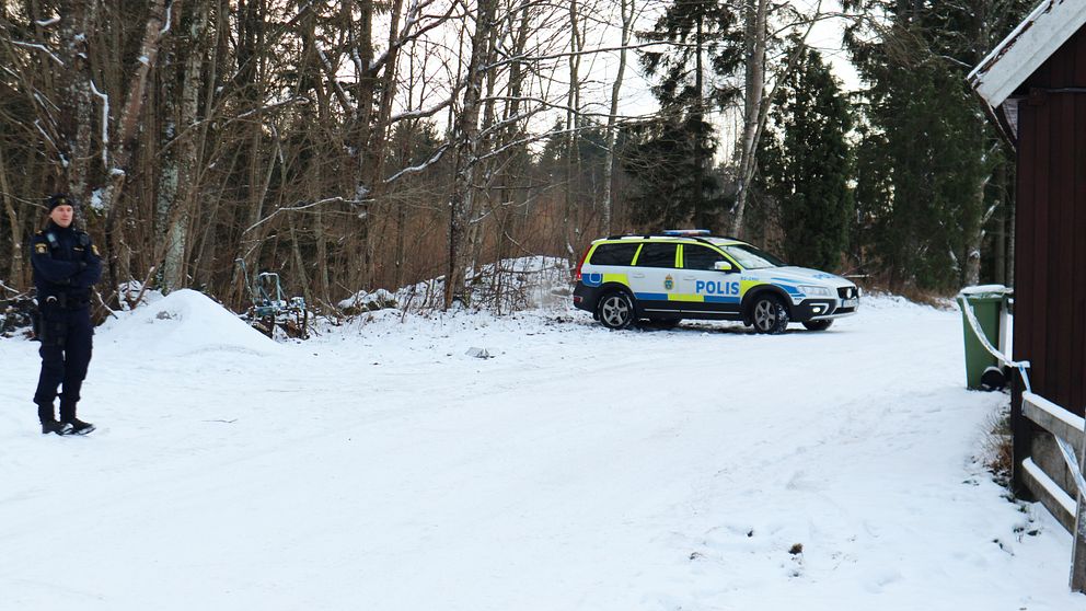 Polisen har spärrat av gården utanför Rödeby, där en äldre man misstänks ha blivit mördad.