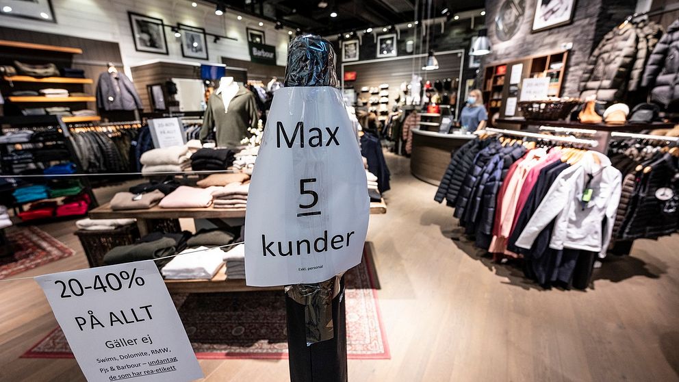 Max 5 kunder är det som tills vidare gäller i en av butikerna i köpcentrumet Emporia i Malmö. Arkivbild.