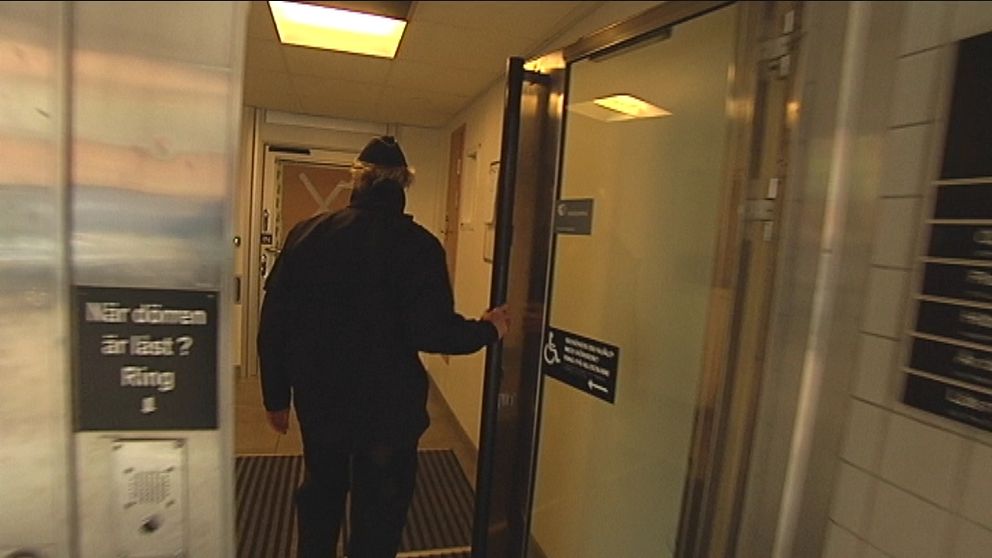 Boråspolisens områdeschef Lena Matthijs går mot dörren som sköts mot på polisstationen.