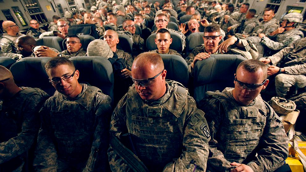 Amerikanska krigsveteraner på väg hem till USA från Irak. 22 veteraner om dagen tar livet av sig i USA.