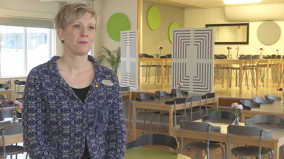Caroline Häggqvist stående i en skolmatsal på Nyeds skola i Molkom.