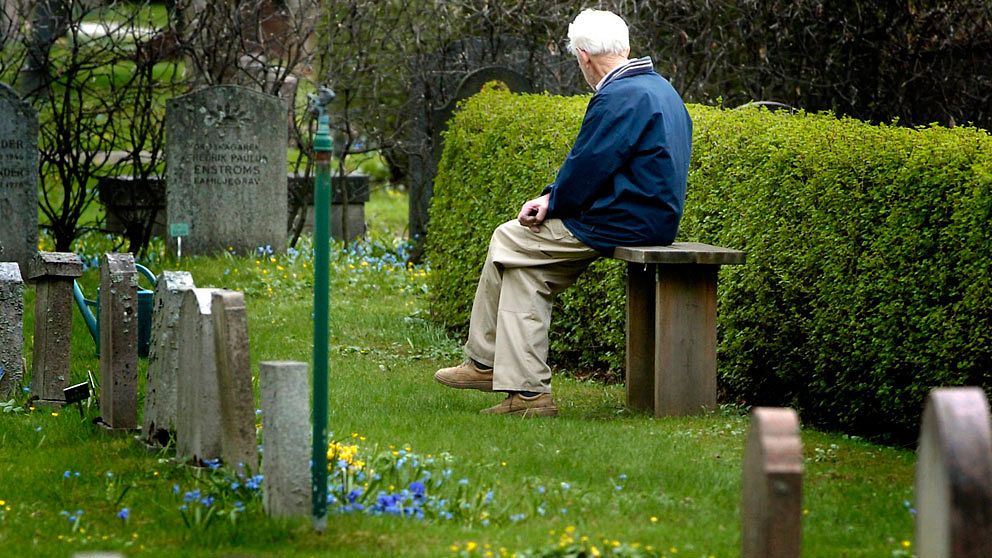 Ensam äldra man på en kyrkogård. Foto: Scanpix