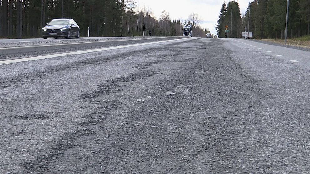 Afaltsväg med bortnött asfalt.