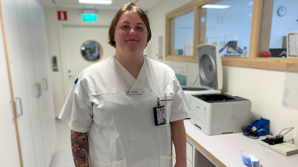 Sara Andersson, samordnare för blodcentralerna i Dalarna, står i en korridor på blodcentralen i Falun.