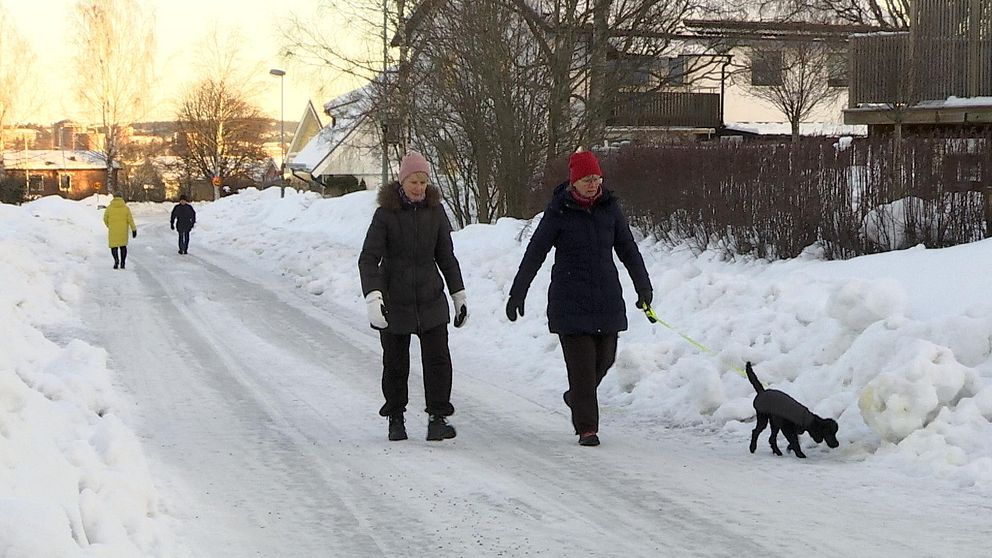 fotgängare går på vägen eftersom trottoarerna inte är röjda från snö.