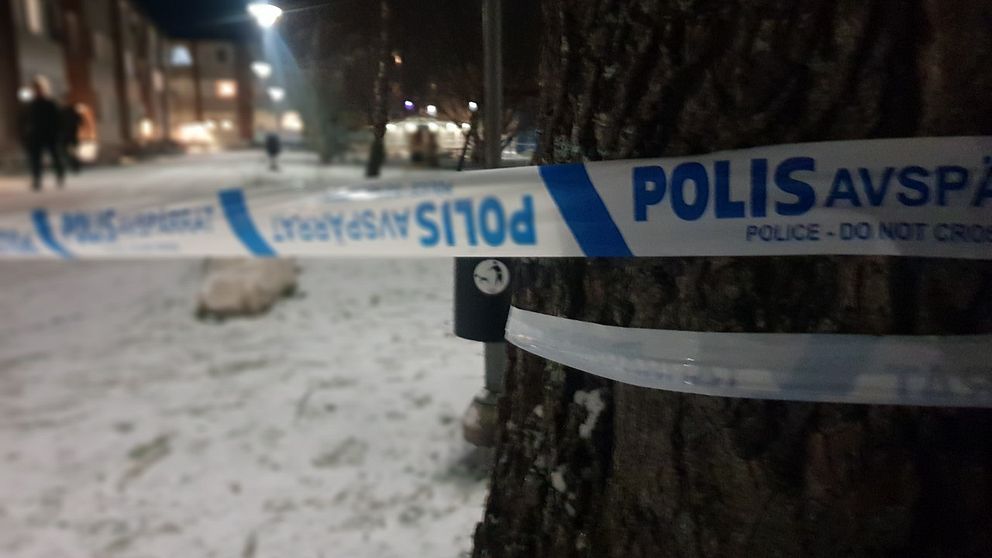 Polisens avspärrningsband vid platsen på norr i Örebro.