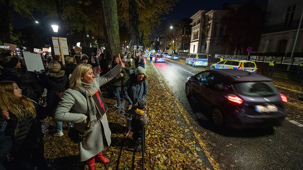 Bilden visar människor under en demonstration i Stockholm i oktober mot ett förbud mot aborter i Polen.