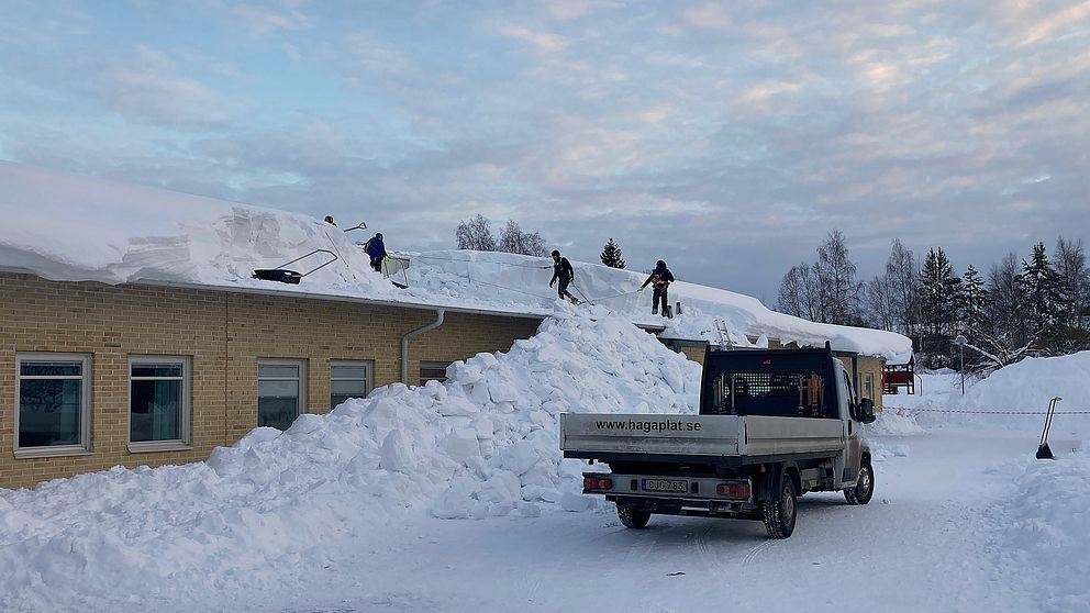 Se arbetet med att få bort snömängderna från Östra Ersbodaskolans tak.