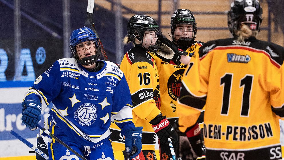 Luleås Petra Nieminen och Ronja Savolainen jublar efter 3-0-målet.