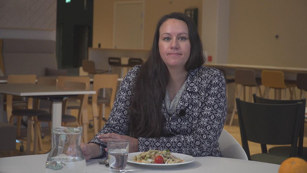 Ulrika Backlund i en matsal med en tallrik, glas och tillbringare framför sig.