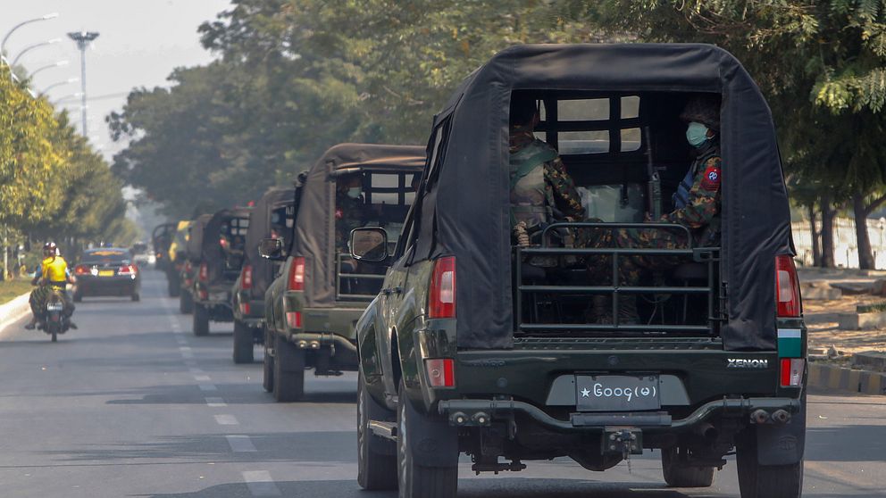 En militärkonvoj patrullerar gatorna i Mandalay i Myanmar.