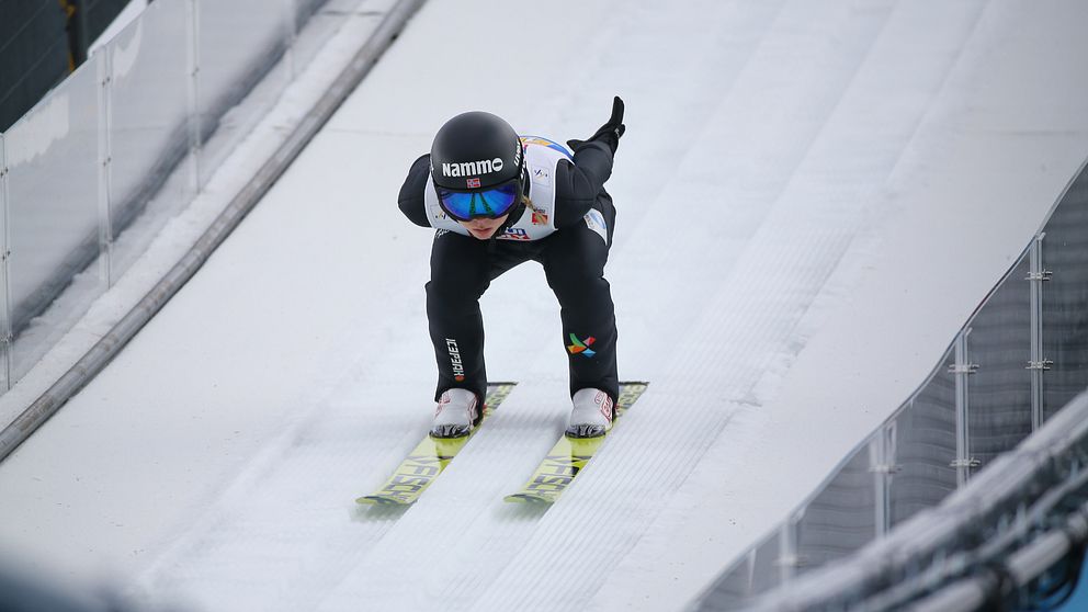 Tidigare världettan Maren Lundby står utan skidor inför helgens världscup i Hizenbach.