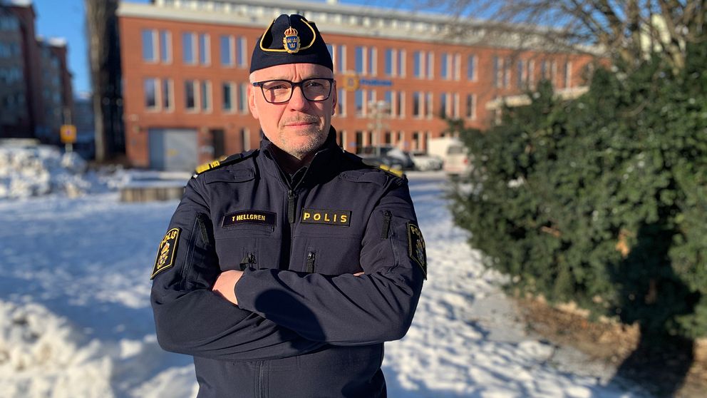 Polisen Thomas Hellgren framför polishuset i Borlänge.