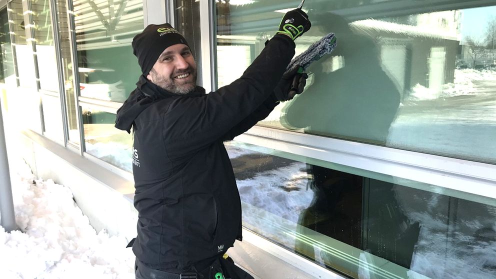 Fönsterputsaren Alban Budakova kan hinna med ungefär 100 fönster på en dag.