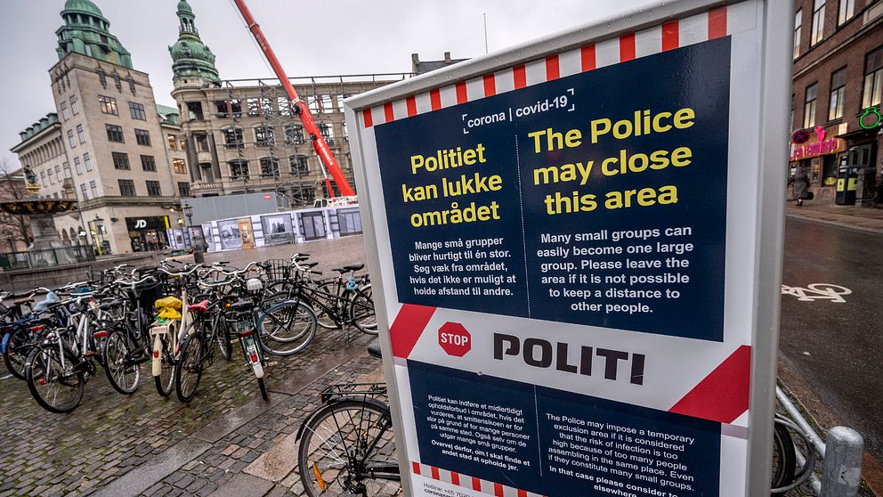 informationstavla från polisen i dansk stadsmiljö