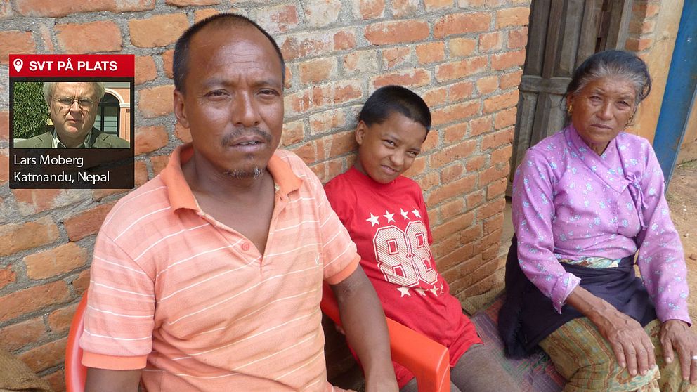 Bhuwan tillsammans med dottern Ashika och sin mor. Han har börjat planera en ny framtid för sig själv och sin familj i byn Sathigar Bhagwati.