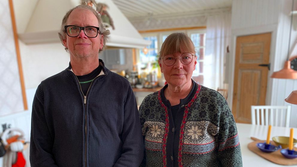 Paret Per och Marie Ivarsgård står i sitt kök.