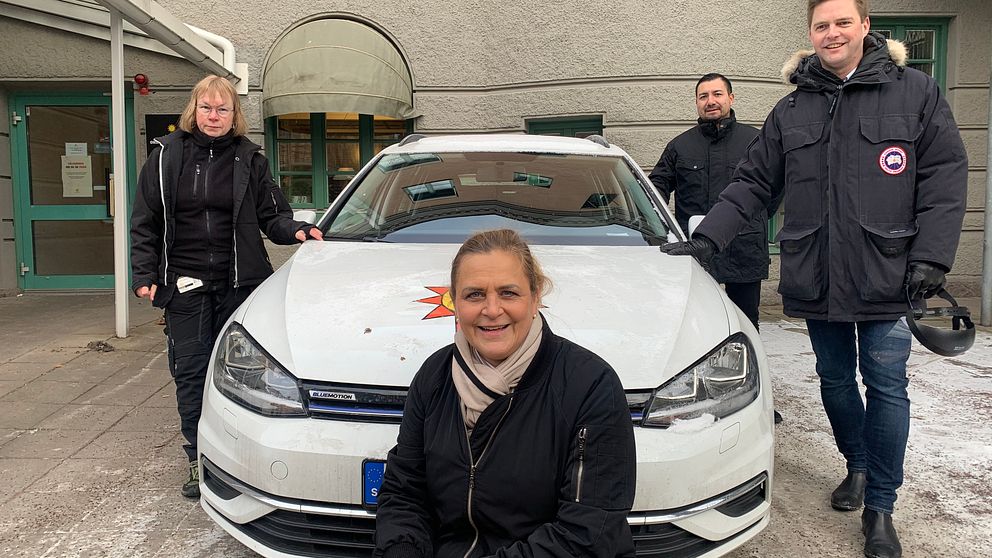 Tina Thörner, Susanne Granfors, Sebastian Cisterna och Christian Holm Barenfeld samlade runt en av Karlstad kommuns bilar.