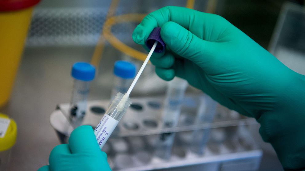 Minst 40 svenskar har testats för coronaviruset sedan utbrottet, enligt Folkhälsomyndigheten.