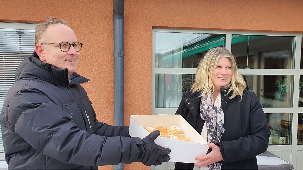 Kommunstyrelsens ordförande Johan Persson (S) överlämnade semlor till personal och boende på Ljungbyhemmet i Kalmar. Enhetschefen Helena Wigert tog emot.