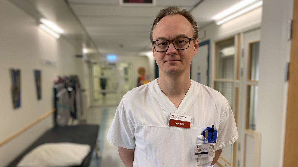 Bilden visar specialistläkaren Daniel Sjöberg i en korridor på Falu lasarett.