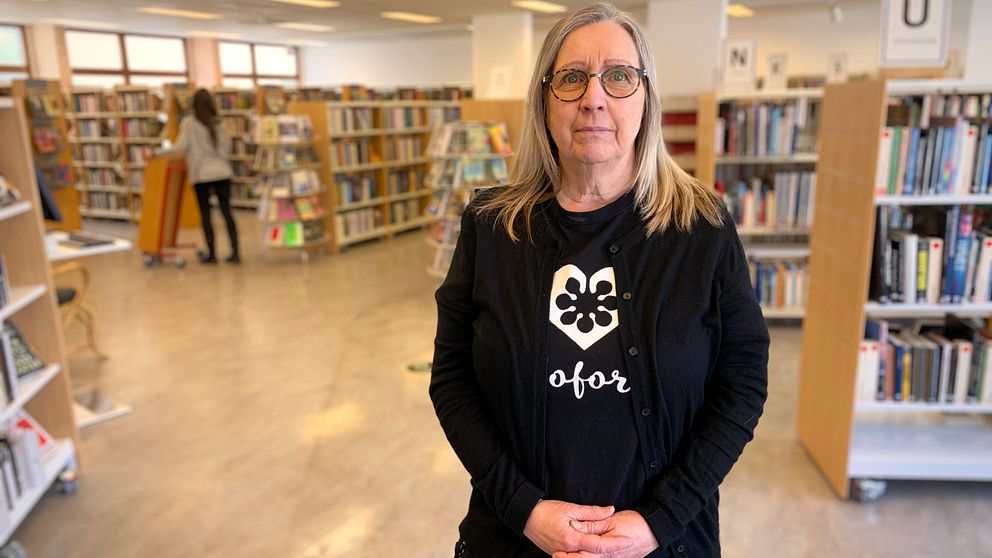 Bibliotekschef i Hofors kommun Ritva Snellman står bland bokhyllor på Hofors bibliotek.