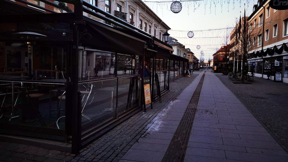 En bild frånströ mlösa Kungsgatan i centrala Varberg.
