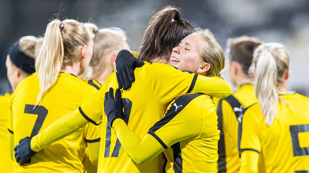 Häckens Filippa Curmark jublar med lagkamrater efter att hon gjort 2-1 under träningsmatchen mot Kristianstad.