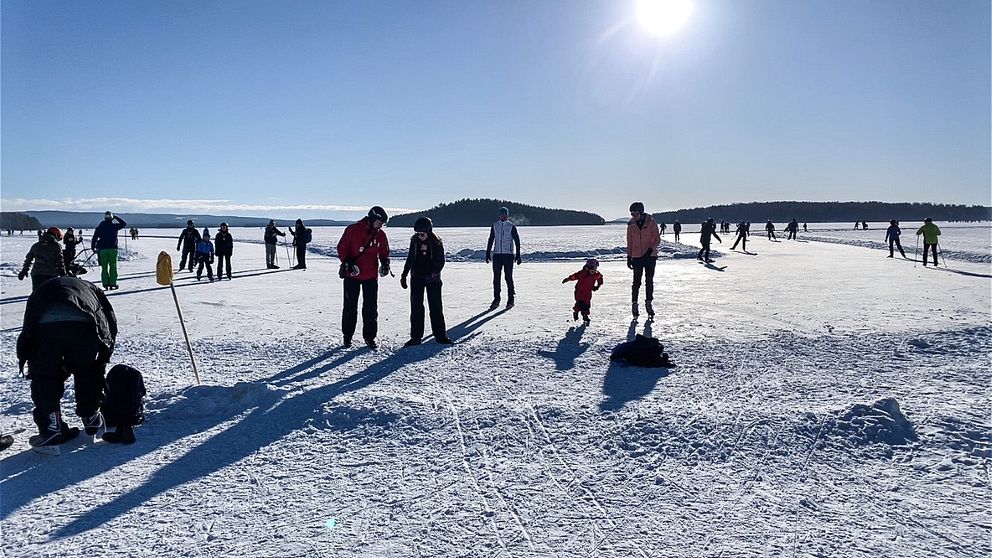 Bild på skridskoåkare på Runn i Falun.