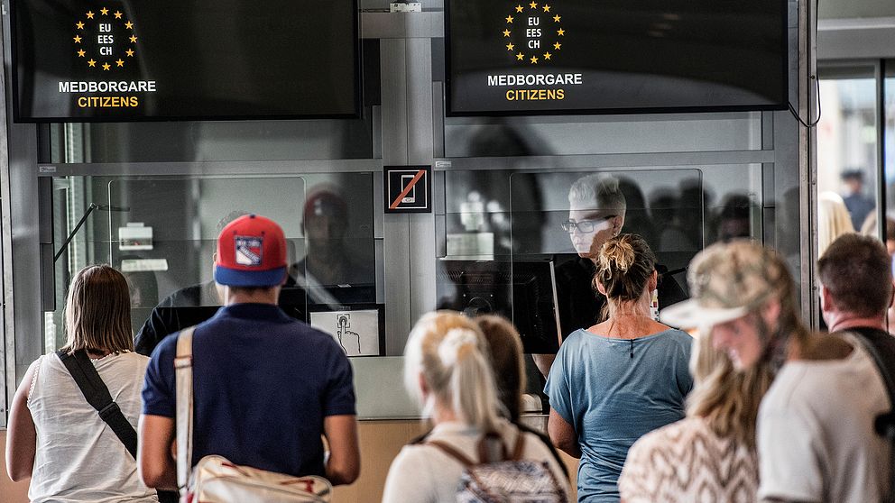 Människor väntar i kö vid passkontrollen på Arlanda.
