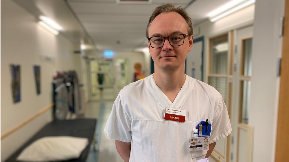 Överläkaren Daniel Sjöberg i en sjukhuskorridor.